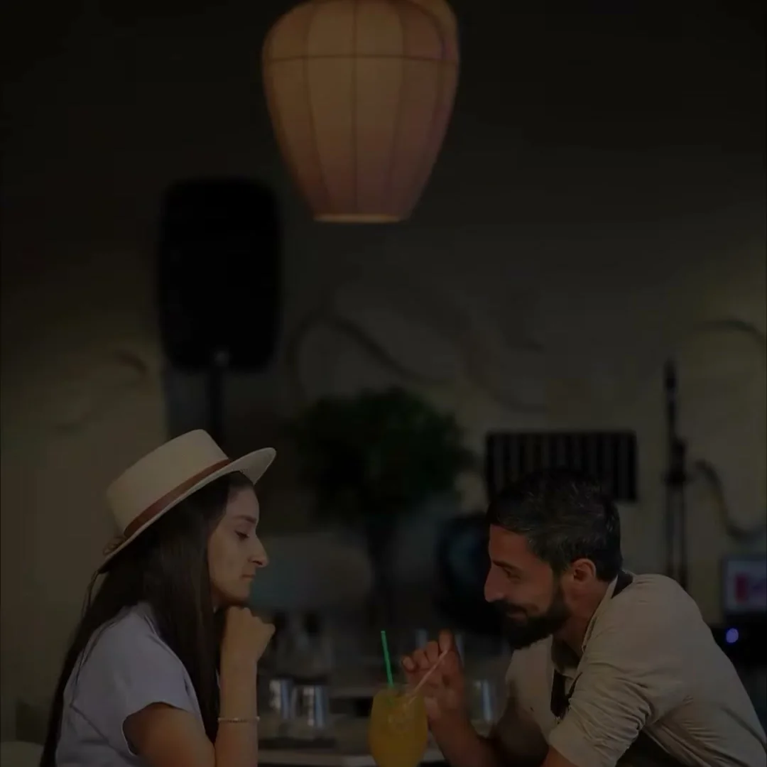 האולם בערב עם פנסים