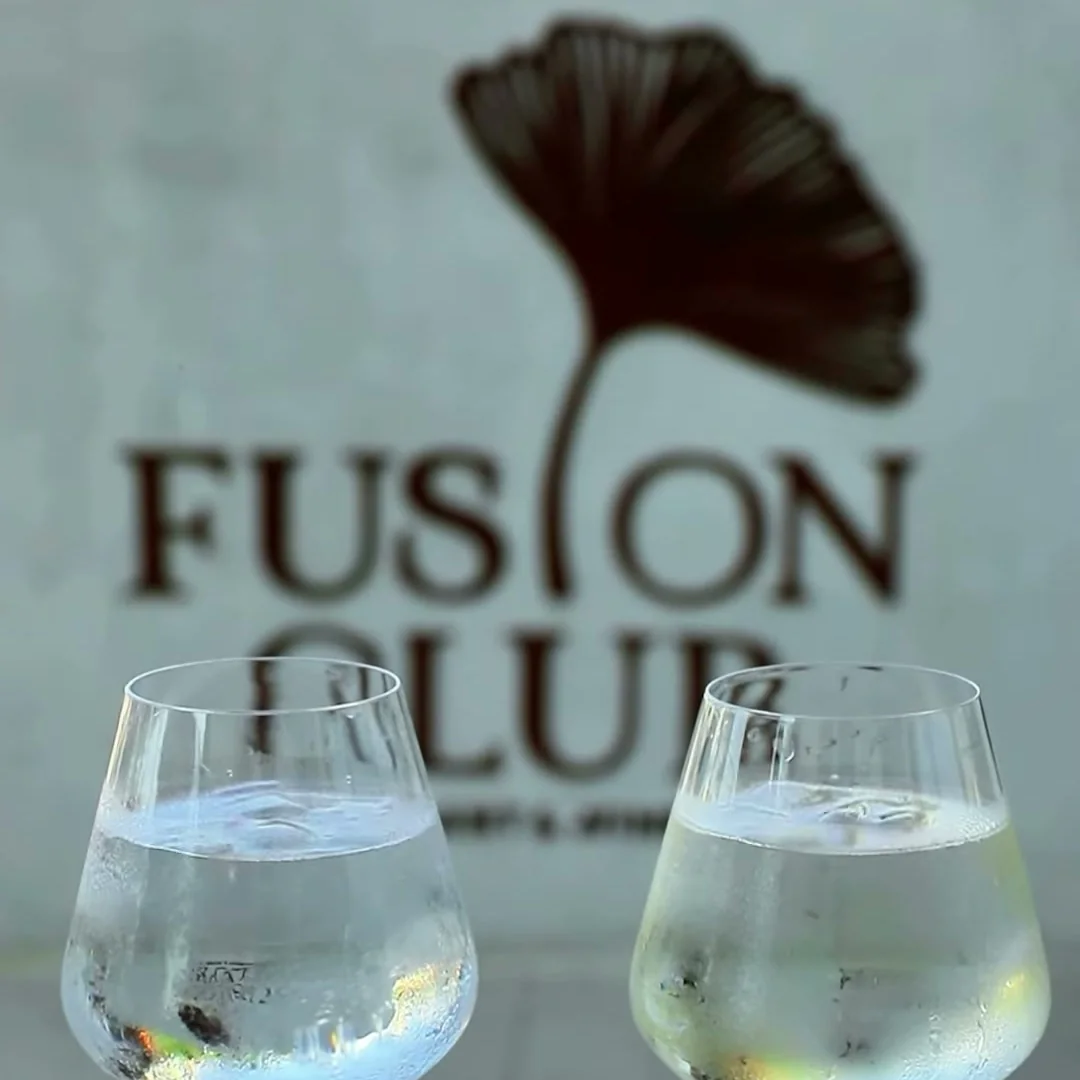 Ginkqo yarpaqlı firma lövhəsi fonunda iki qədəh