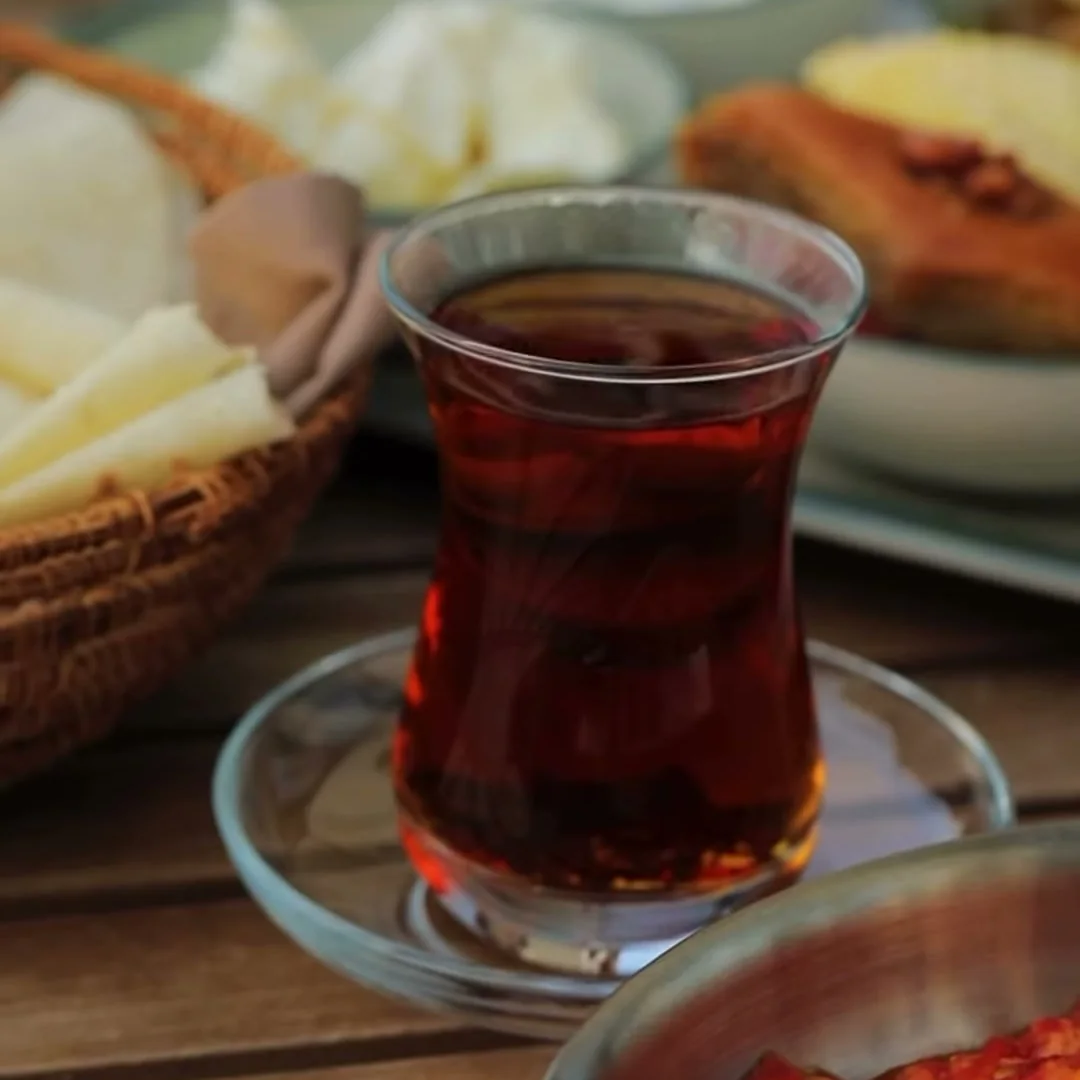 Armudu stəkanda çay, pendirlər və paxlava